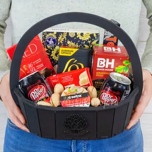 Стильная подарочная корзина с напитком Dr.Pepper, рахат-лукумом, шоколадом тоблерон и паштетом - №1758