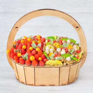Подарочная корзина для жены со свежей клубникой, физалисом, орехами и сухофруктами - №1661