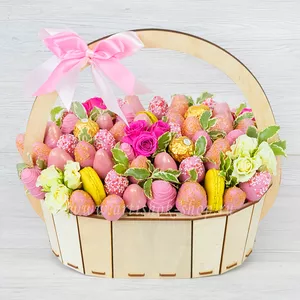  Подарочная корзина с клубникой в бельгийском шоколаде для девушки, пирожными макаронсами и кустовыми розами - №1662