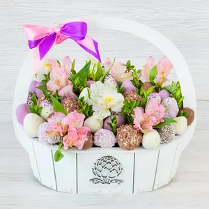 Подарочная корзина для девушки с клубникой в шоколаде и цветками альстромерии - №1787