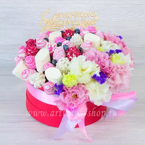 Подарочная коробка с клубникой в шоколаде , зефиром Marshmallows и цветами для женщин на день рождения - №1795
