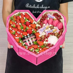 Женский подарочный бокс сердце с клубникой, зефиром, красной смородиной, злаковыми конфетами и медом - №055