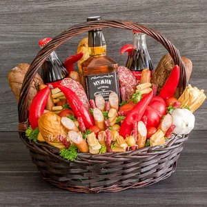 Мужская подарочная корзина с перцами, колбасой, сырами и напитком - №235