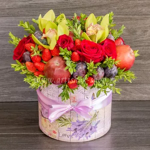 Подарочная шляпная коробка с клубникой, сливами, яблоками, красными розами и орхидеей - №274