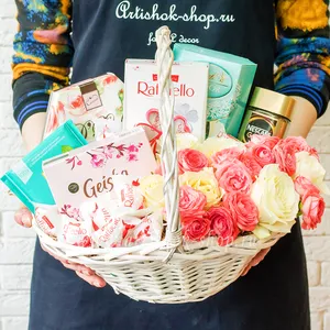  Женская подарочная корзина с шоколадом, конфетами, розовыми и белыми розами - №279