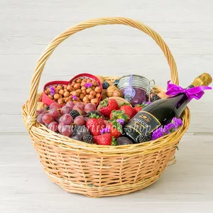 Женская подарочная корзина с орехами, сыром Камамбер, виноградом и клубникой - №594