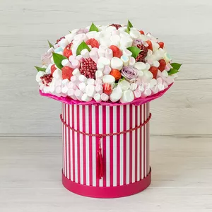 Женская подарочная композиция с зефиром Marshmallows, клубникой, гранатом и розами - №598
