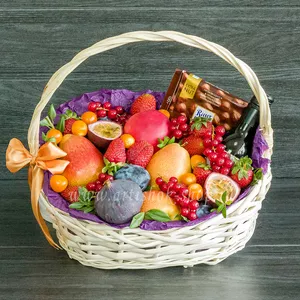 Подарочная корзина с шоколадом, манго, клубникой, грушами и красной смородиной - №769
