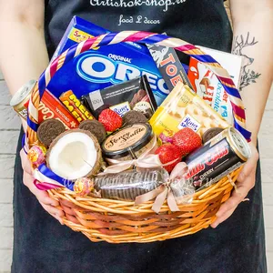 Подарочная корзина с печеньем Oreo, медом, клубникой, кокосом и шоколадом - №806