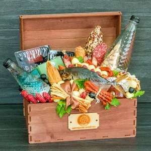 Мужской подарочный сундук с красной икрой, колбасами, сырами и минеральной водой - №885