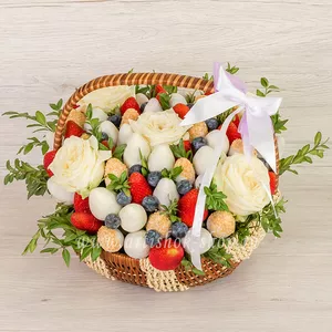 Подарочная корзина с белыми розами, клубникой в бельгийском шоколаде, свежей клубникой и голубикой для женщин - №888