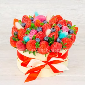 Подарок для женщин из свежей клубники, голубики и пирожных Macarons в шляпной коробке - №1230