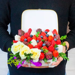 Декоративный чемодан, с белыми розами, свежей клубникой, клубникой в шоколаде и ягодами голубики - №1234