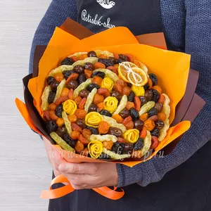Сладкий подарочный букет для женщин с финиками, ананасом, курагой, кумкватом, манго и черносливом - №1275