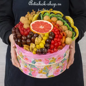 Подарочная шляпная коробка с грейпфрутом, финиками, курагой, ананасом, инжиром, вяленой клубникой, черносливом и кумкватом для женщин - №1279