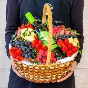 Подарок для женщин в корзине с виноградом, сырами, клубникой и безалкогольным напитком - №1310