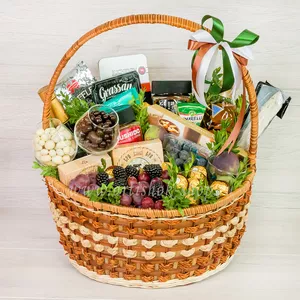 Большая подарочная корзина мужчине с сырами Камамбер, бри, Grassan, DorBlu, с кофе, конфетами и виноградом - №1349