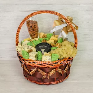 Подарочная корзина с сырами, виноградом, орехами и медом в подарок на день рождения - №1387
