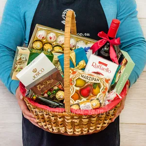 Женская подарочная корзина на день рождения с конфетами Ferrero Rocher Collection, Raffaello, Mieszko, Комильфо, The Belgian и безалкогольными напитками - №1428