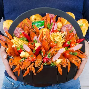 Подарочная корзина с варёными раками, колбасками и сыром дорблю - №1429