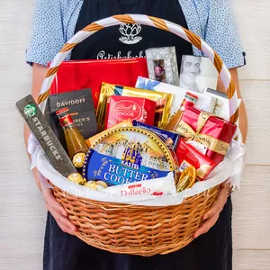 Большая корзина для женщин в подарок с конфетами GuyLian, Mon Cheri, Lindor, кофе Starbucks, Davidoff и сдобным печеньем - №1436