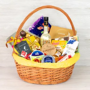 Подарочная корзина с кофе Julius Meinl, красной икрой, конфетами Ferrero Rocher Collection, Вдохновение, Lindor, Комильфо, шоколадом и сыром Камамбер и Бри - №1506