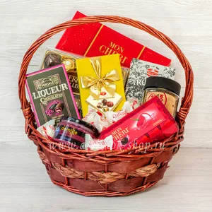 Корзина в подарок для женщин с конфетами Mon Cheri, DelaFaille, Ferrero Rocher Collection, Pergale, шоколадом Трюфельный Элит, медом Medolubov и кофе 