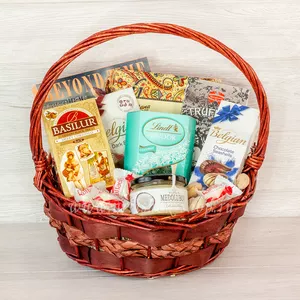 Подарочная корзина с конфетами Belgian ассорти, Beyond Time, Lindor, Raffaello, шоколадом Трюфельный Элит, восточными сладостями Vkusnotoria, чаем Basilur и медом Medolubov - №1536