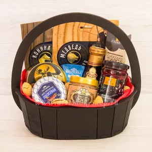 Подарочное кашпо с красной икрой, деликатесами из мяса медведя, конины, лося, гранатового соуса и маслин для мужчин на день рождения - №1552