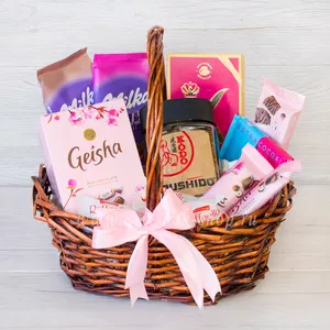 Корзина в подарок для женщин на 8 марта с кофе Bushido, конфетами Geisha, злаковыми батончиками и шоколадом Milka - №1559