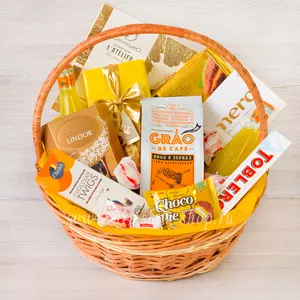 Подарочная корзина с конфетами Комильфо, DelaFaille, Lindor, шоколадом Merci, Ritter Sport MAX, Toblerone, JArdel и кофе Grao de cafe для женщин - №1566