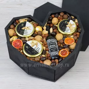 Подарок для мужчин в коробке в виде сердца с мясными деликатесами из мяса утки, кабана, лося с грецким орехом, миндалем, фундуком и конфетами - №1602