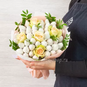 Букет с розами и свежей клубникой в шоколаде с кокосовой стружкой, кондитерской посыпкой и шоколадными узорами для женщин в подарок - №1733