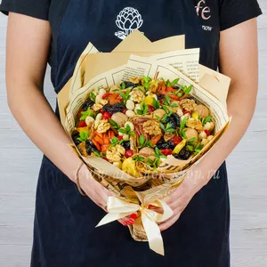 Подарочный букет с грецкими орехами, арахисом, фисташками, курагой, черносливом, вяленой грушей и инжиром для женщин - №1865