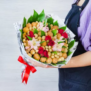 Подарочный букет в крафтовой упаковке с грецкими орехами, орехами пекан, арахисом и цветами для женщин - №1877
