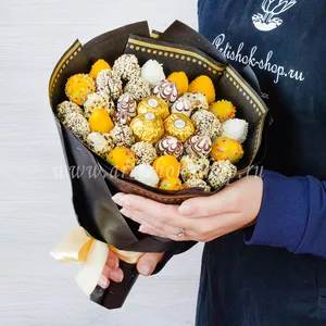 Сладкий подарочный букет с конфетами Ferrero Rocher, свежей клубники в бельгийском шоколаде с кондитерским декором - №1898
