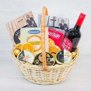 Подарочная корзина с вином, сыром Schonfeld, Grassan и деликатесами из мяса Лося, Оленя, Утки и Кабана - №1964