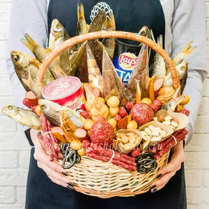 Корзина для мужчины с рыбой, сырами, колбасами, чипсами и орехами - №160