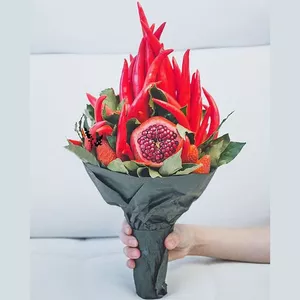 Мужской букет из красных перцев, граната и клубники с зеленью - №402