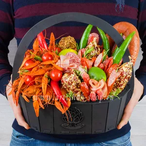 Подарочная мужская корзина с варёными вкусными раками, колбасой в посыпке, беконом и охотничьими колбасками - №2157