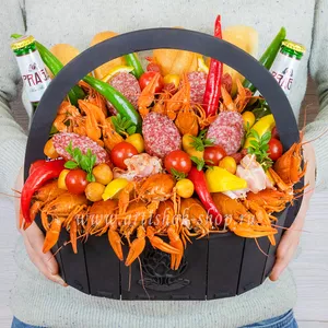 Пивная корзина с вкусными свежесваренными раками, сырокопченой колбасой и беконом - №2163