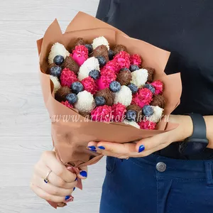 Ягодный стильный букет с клубникой в бельгийском шоколаде и свежей голубикой - №2322