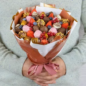 Подарочный ягодный букет с клубникой в шоколаде, красной смородиной и свежей голубикой - №2327