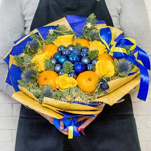 Новогодний букет из фруктов и цветов с елочными шарами - №455