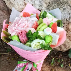 Сладкий подарочный букет с пионом, белыми розами и печеньем 